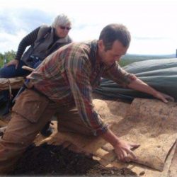 Me skal legge tak på tradisjonelt vis med never og torv: never og mose på taktroa, så kvabb, silt eller leire som isolasjon, til slutt torv frå jordet på stølen på Valdres Folkemuseum. Fredag kveld blir det foredrag om bruk av bork og never i tradisjonen.