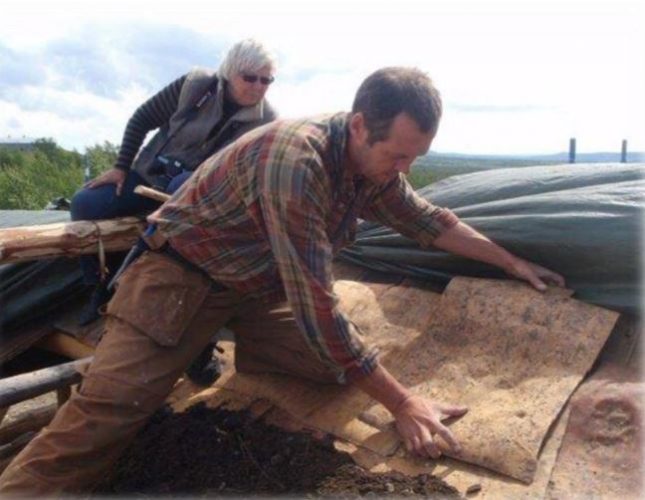 Me skal legge tak på tradisjonelt vis med never og torv: never og mose på taktroa, så kvabb, silt eller leire som isolasjon, til slutt torv frå jordet på stølen på Valdres Folkemuseum. Fredag kveld blir det foredrag om bruk av bork og never i tradisjonen.