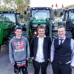 Henning Strand fra Strand, som kjører John Deer 6125 R. Runar Andre Ringen Rognaas fra Ulnes, rattet sin 2012 modell John Deer 6170 R både stødig og sikkert. Arne Vidvei Ildjarnstad hadde kjørt lengst av de tre i dag. Han kom fra Lomen med sin John Deer 7530, 2008 modell.