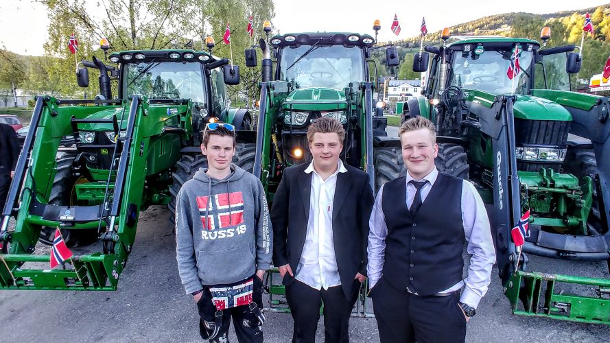 Henning Strand fra Strand, som kjører John Deer 6125 R. Runar Andre Ringen Rognaas fra Ulnes, rattet sin 2012 modell John Deer 6170 R både stødig og sikkert. Arne Vidvei Ildjarnstad hadde kjørt lengst av de tre i dag. Han kom fra Lomen med sin John Deer 7530, 2008 modell.