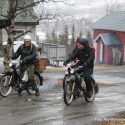 Mopedløpet Volbufjorden rundt i Øystre-Slidre i Valdres med Skrævarokken mopedlaug. Fotografert av Roy Myrland i nettavisa Langsveien.no. Vyrk trebehandling sørget for tørr parkering og varm grill.