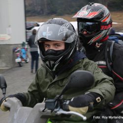 Mopedløpet Volbufjorden rundt i Øystre-Slidre i Valdres med Skrævarokken mopedlaug. Fotografert av Roy Myrland i nettavisa Langsveien.no. Vyrk trebehandling sørget for tørr parkering og varm grill.