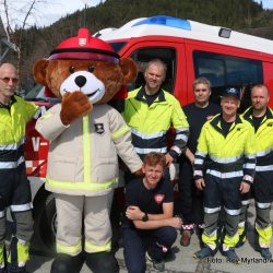 Fra venstre: Frank Sørmoen, Brannbamsen Bjørnis, beredskapsleder Ivar Svensson, Ole Vidar Størdal, Leif Johnny Ringen, Bjørn Roger Svanheld. Foran er innsatsleder i Nord-Aurdal brannvesen, Håvard Halvorsen. Foto Roy Myrland