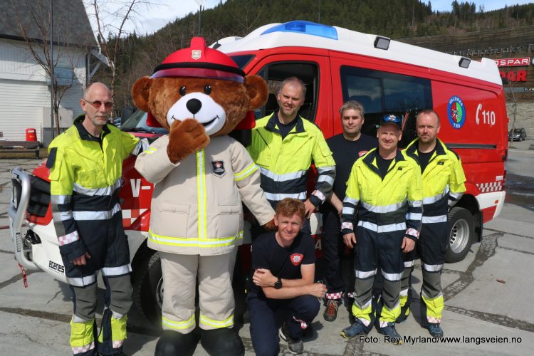 Fra venstre: Frank Sørmoen, Brannbamsen Bjørnis, beredskapsleder Ivar Svensson, Ole Vidar Størdal, Leif Johnny Ringen, Bjørn Roger Svanheld. Foran er innsatsleder i Nord-Aurdal brannvesen, Håvard Halvorsen. Foto Roy Myrland