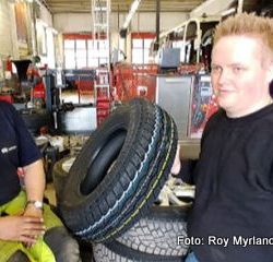 Dekk Fagernes dekkskift Stein Lium og Kai Morten Granli. Dekkmann og Fagernes Verkstedsenter. Foto Roy Myrland