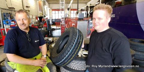 Dekk Fagernes dekkskift Stein Lium og Kai Morten Granli. Dekkmann og Fagernes Verkstedsenter. Foto Roy Myrland