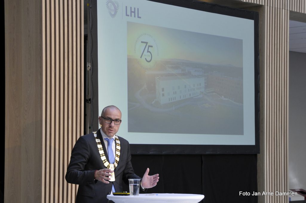 Ordfører Tom Staahle i Ullensaker hadde en god dag på jobben da LHL sykehuset Gardermoen ble åpnet. Foto Jan Arne Dammen