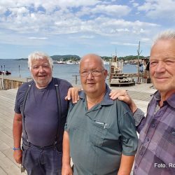 Foto: Roy Myrland Nesjarspelet ble en dundrende suksess denne gangen også! Ildsjeler og dugnadsfolk har for 2. gang jobbet i lang tid med oppsetningen, som "minnes" slaget ved Nesjar 25. mars 1016! Fra Valdres deltok fra venstre på bildet over: Vikingsskiskipper Johan Ødegård, bobileier, sjåfør, roer, og logistikkansvarlig (trell red.anm.) Eivind Dahl og vikingskipeier Ola Wangensteen