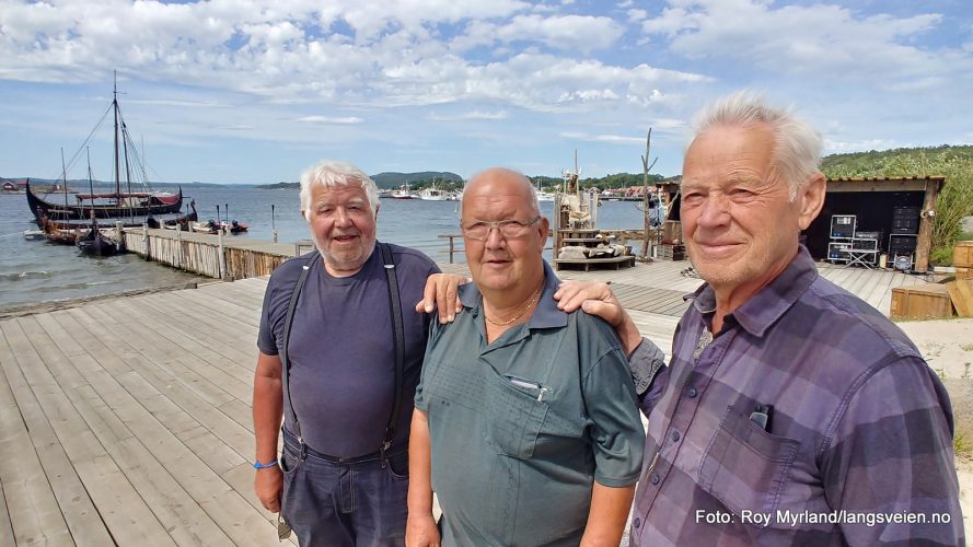 Foto: Roy Myrland Nesjarspelet ble en dundrende suksess denne gangen også! Ildsjeler og dugnadsfolk har for 2. gang jobbet i lang tid med oppsetningen, som "minnes" slaget ved Nesjar 25. mars 1016! Fra Valdres deltok fra venstre på bildet over: Vikingsskiskipper Johan Ødegård, bobileier, sjåfør, roer, og logistikkansvarlig (trell red.anm.) Eivind Dahl og vikingskipeier Ola Wangensteen