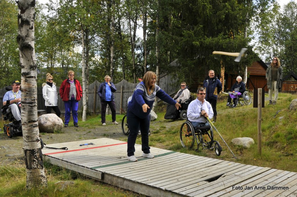 Det er så godt å senke skuldrene og vite et alt er på stell, slik det er her på Merket, sier Anna-Lisbeth Mikalsen som her prøver seg på øksekast. 