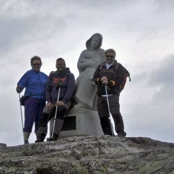 Grethe Dammen,Runar Kvam og Jan Arne Dammen ble imponert over dette fin turområdet med steinsatt sti.