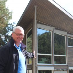 Rådmann Øivind LAngseth i Øystre-Slidre kommune foran Gapahuken ungdomsklubb på Tingvang. Foto Roy Myrland