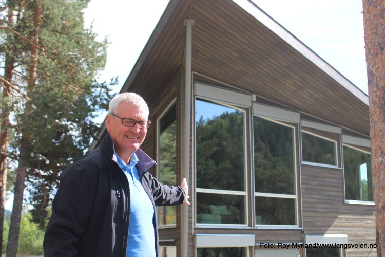 Rådmann Øivind LAngseth i Øystre-Slidre kommune foran Gapahuken ungdomsklubb på Tingvang. Foto Roy Myrland