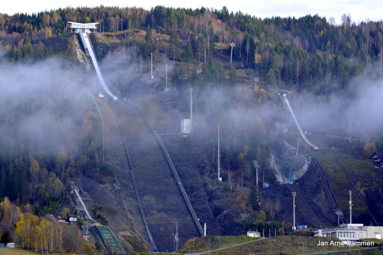 Sola skinner mens tåka ligger truende over verdens største skiflygingsbakke som nå staår uten lisens for kommende sesong. Foto Jan Arne Dammen