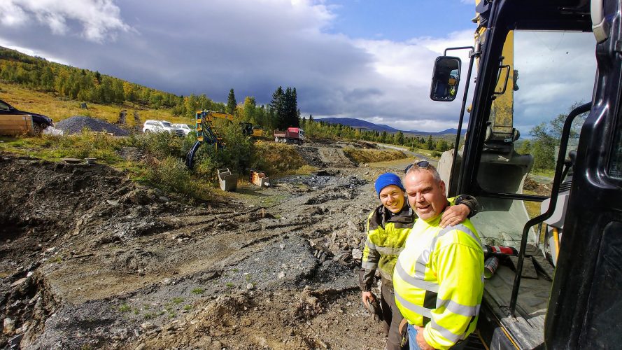 Dyp grøft, høyt til fjells i fritids eldoradoet på Vaset