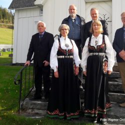 Gullkonfirmantene i Skrautvål kyrkje. Magnhild Langseth og  Inger Ranheim. Bak fra venstre står:Tormod Sletten, Jan Fred Solhaug, Kjell Ivar Andersen og Ola E. Skrautvol. Foto Rigmor orderdalen Tveit