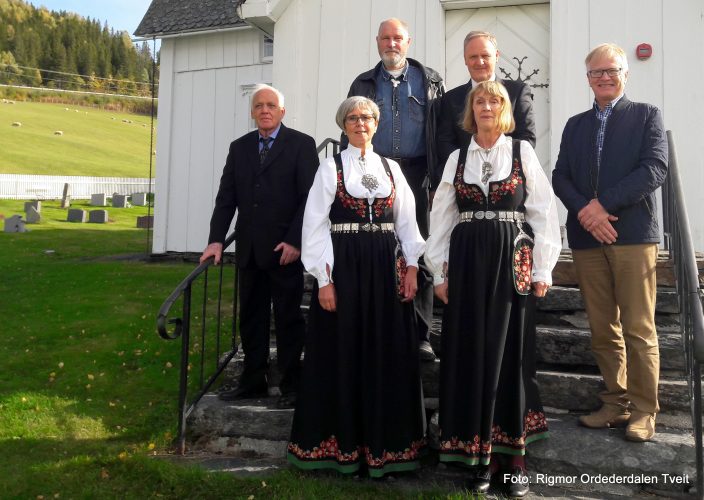 Gullkonfirmantene i Skrautvål kyrkje. Magnhild Langseth og  Inger Ranheim. Bak fra venstre står:Tormod Sletten, Jan Fred Solhaug, Kjell Ivar Andersen og Ola E. Skrautvol. Foto Rigmor orderdalen Tveit