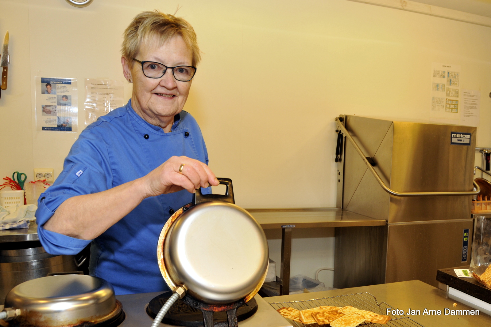 Siste goroen er stekt og Sissel Moen og de andre på kjøkkenet har julebaksten klar på Blaafarveværket. Foto Jan Arne Dammen