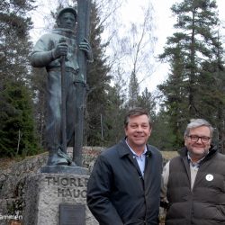 Skikongen Thorleif Haug  - løftet opp i lyset