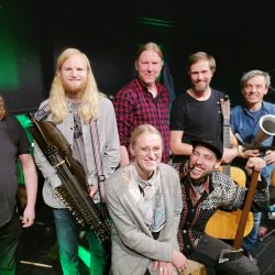 Erik Lukashaugen Medvirkende  på bildet over. Foran. Linnea Paulsen (lys) og Glenn Luijbregts (skuespiller) Bak fra venstre: Pål Terje Antonsen (lyd), Erik Aanonsen (kontrabass), Bjørge Verbaan((tråorgel, piano og "skrukkeflygel"), Erik Lukashaugen (gitar og sang) og Tarjei Nysted (fele, nøkkelharpe, mandolin og dreielire) foto roy myrland langsveien.no