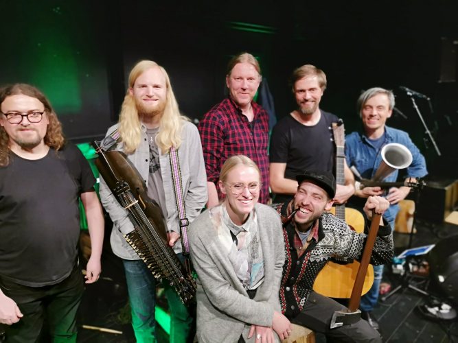 Erik Lukashaugen Medvirkende  på bildet over. Foran. Linnea Paulsen (lys) og Glenn Luijbregts (skuespiller) Bak fra venstre: Pål Terje Antonsen (lyd), Erik Aanonsen (kontrabass), Bjørge Verbaan((tråorgel, piano og "skrukkeflygel"), Erik Lukashaugen (gitar og sang) og Tarjei Nysted (fele, nøkkelharpe, mandolin og dreielire) foto roy myrland langsveien.no