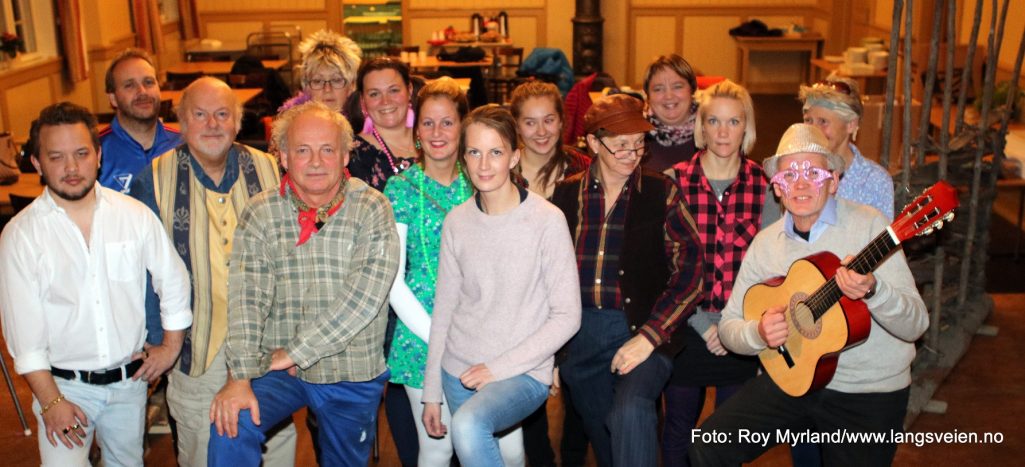 Medvirkende i skuespillet, hvor Bente Nordli Holden er instruktør, er på bildet over: Fremste rekke: Lars Endre Strand, Olav Ranum, Mette Gjevre Granli, Målfrid Flaskerud, Trygve Granheim. Bak:Terje Norodd Holden, Gunnar Baden, Aud Ringsaker, Tone Kristin Skoglund, Elin Strand, Anne Heidi Hillestad, Bente Norli Holden, Elisabeth Ringsaker, Ranveig Brujord. Ikke tilstede: Britt Ingvaldsen, Guri Strand, Lise Amundsen Foto Roy myrland www.langsveien.no elskovsdrikken