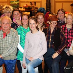 Medvirkende i skuespillet, hvor Bente Nordli Holden er instruktør, er på bildet over: Fremste rekke: Lars Endre Strand, Olav Ranum, Mette Gjevre Granli, Målfrid Flaskerud, Trygve Granheim. Bak:Terje Norodd Holden, Gunnar Baden, Aud Ringsaker, Tone Kristin Skoglund, Elin Strand, Anne Heidi Hillestad, Bente Norli Holden, Elisabeth Ringsaker, Ranveig Brujord. Ikke tilstede: Britt Ingvaldsen, Guri Strand, Lise Amundsen Foto Roy myrland www.langsveien.no elskovsdrikken