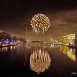 Stadig flere kommuner skyter opp sitt eget fyrverkeri, som her i Drammen som i år bruker 100.000 kroner. Foto Jan Arne Dammen