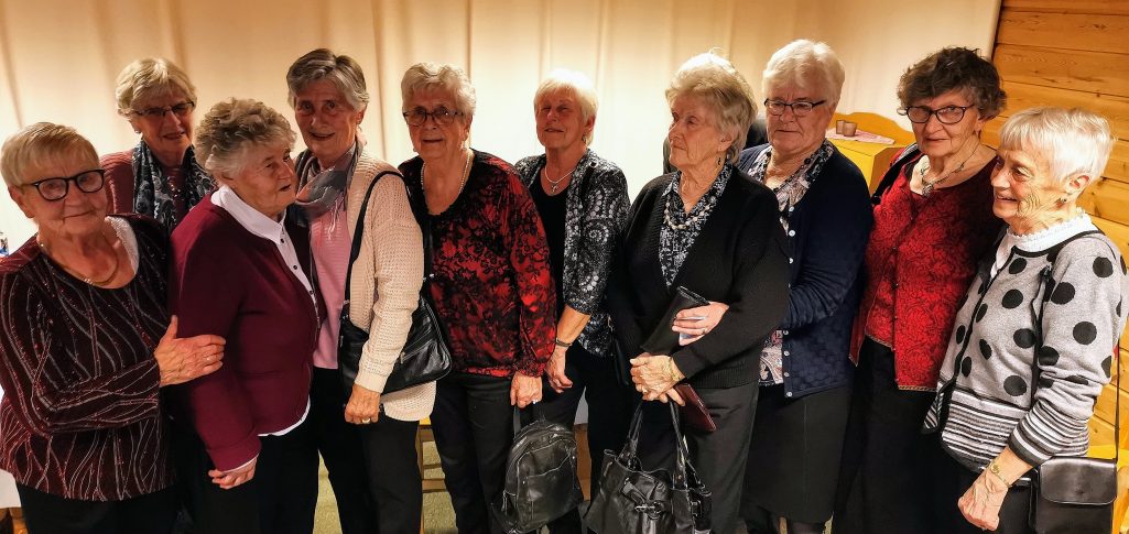 Julebord Fra venstre:Betsy Thon, Annlaug Aamodt, Ingegerd Holdal, Solveig Holdal, Synnøve Bakke, Inga Skrautvol, Ragnhild Haugen og Ida Lauvhaug. Bak fra venstre står: Ragnhild Sørhus og Ida Kristine Bakke.