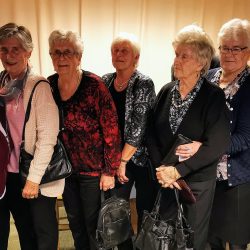 Julebord Fra venstre:Betsy Thon, Annlaug Aamodt, Ingegerd Holdal, Solveig Holdal, Synnøve Bakke, Inga Skrautvol, Ragnhild Haugen og Ida Lauvhaug. Bak fra venstre står: Ragnhild Sørhus og Ida Kristine Bakke.