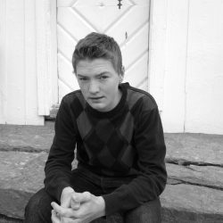 Martin Myrland Skrautvol er med sine 16 år en av landets yngste kirketjenere, og han trives i jobben. (Foto Terje Eklund)