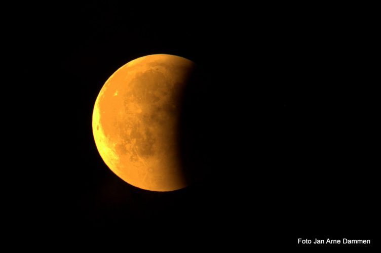 Månen blir blodrød -måneformørkelse 21. januar