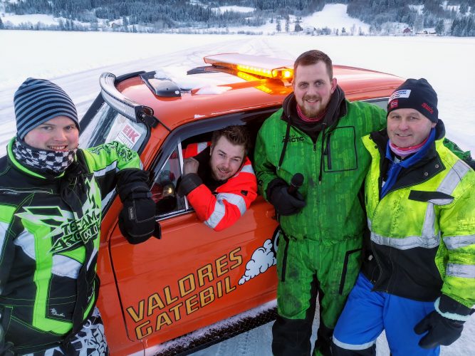 Valdres nå. -Valdres Gatebil brøyter 5 km. isbane