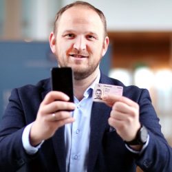 Samferdselsminister Jon Georg Dale vil at førerkortet ditt skal bli digitalt og tilgjengelig på mobilen. Da glemmer du aldri «lappen» - for telefonen har du trolig med bestandig. (Foto: Tor Livius Midtbø / Samferdselsdepartementet)