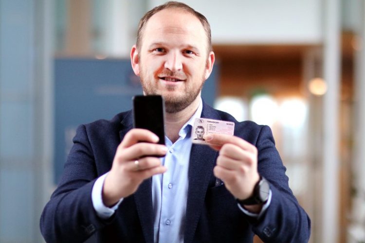 Samferdselsminister Jon Georg Dale vil at førerkortet ditt skal bli digitalt og tilgjengelig på mobilen. Da glemmer du aldri «lappen» - for telefonen har du trolig med bestandig. (Foto: Tor Livius Midtbø / Samferdselsdepartementet)