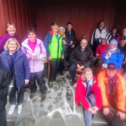 Trivelig dugnad i kirken langs veien 756 m.o.h.