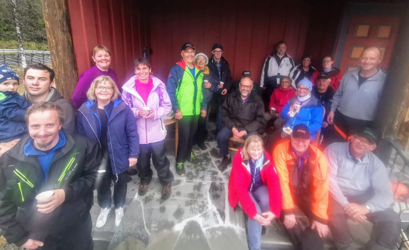 Trivelig dugnad i kirken langs veien 756 m.o.h.