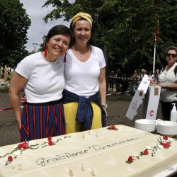 Helle-Stine Høvås og Louise Rustgard fra Byen Vår Drammen serverte kake. Foto Jan Arne Dammen