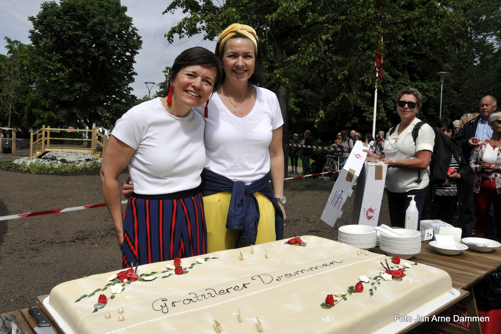 Helle-Stine Høvås og Louise Rustgard fra Byen Vår Drammen serverte kake. Foto Jan Arne Dammen