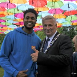 Ideen kom fra ungdommene i Ung Leder Drammen, så takk til dem. Her ved Daniel F. Mogos sammen med ordfører Tore Opdal Hansen Foto Jan Arne Dammen