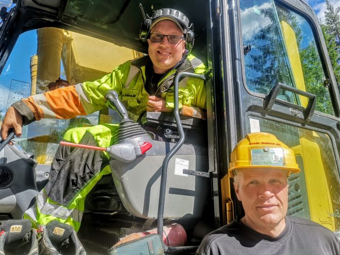 Ole Terje Aure (til høyre) kjører lastebilen som både sørger for for flytting av masse internt på veistrekningen og innkjøring av nødvendig dreneringsmasse. Steinar Myrland Hådem holder styr på spaker og pedaler i gravemaskinen som etter sigende skal gjøre 100 manns jobb!