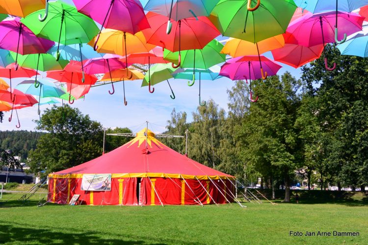 Ekspedisjonsferd med «Månelandslaget» - sommerteater i Drammen park