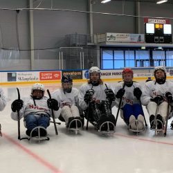 Action på glattisen - prøv kjelkehockey