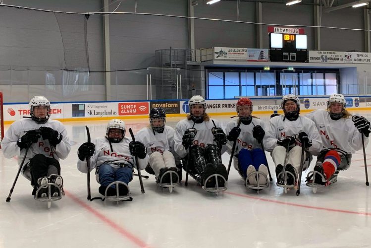 Action på glattisen - prøv kjelkehockey