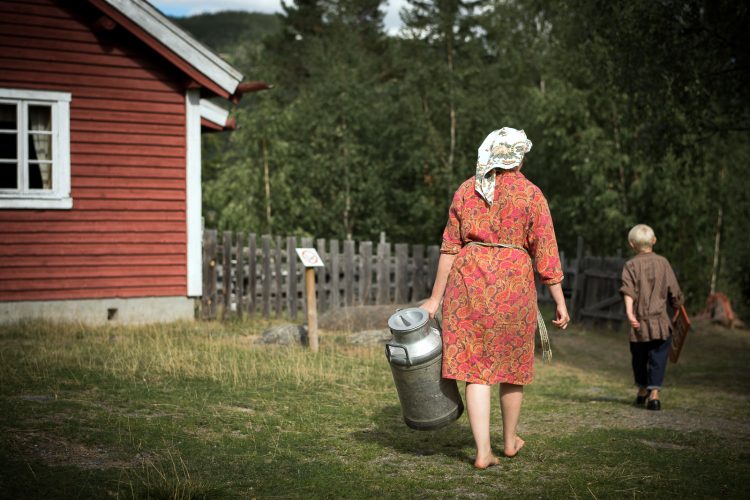 Avsluttar sommarsesongen - nasjonalisme, tradisjonsmat og maling av korn