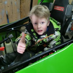 Magnus (5 år) skifter dekk og tar motorsport lisens!