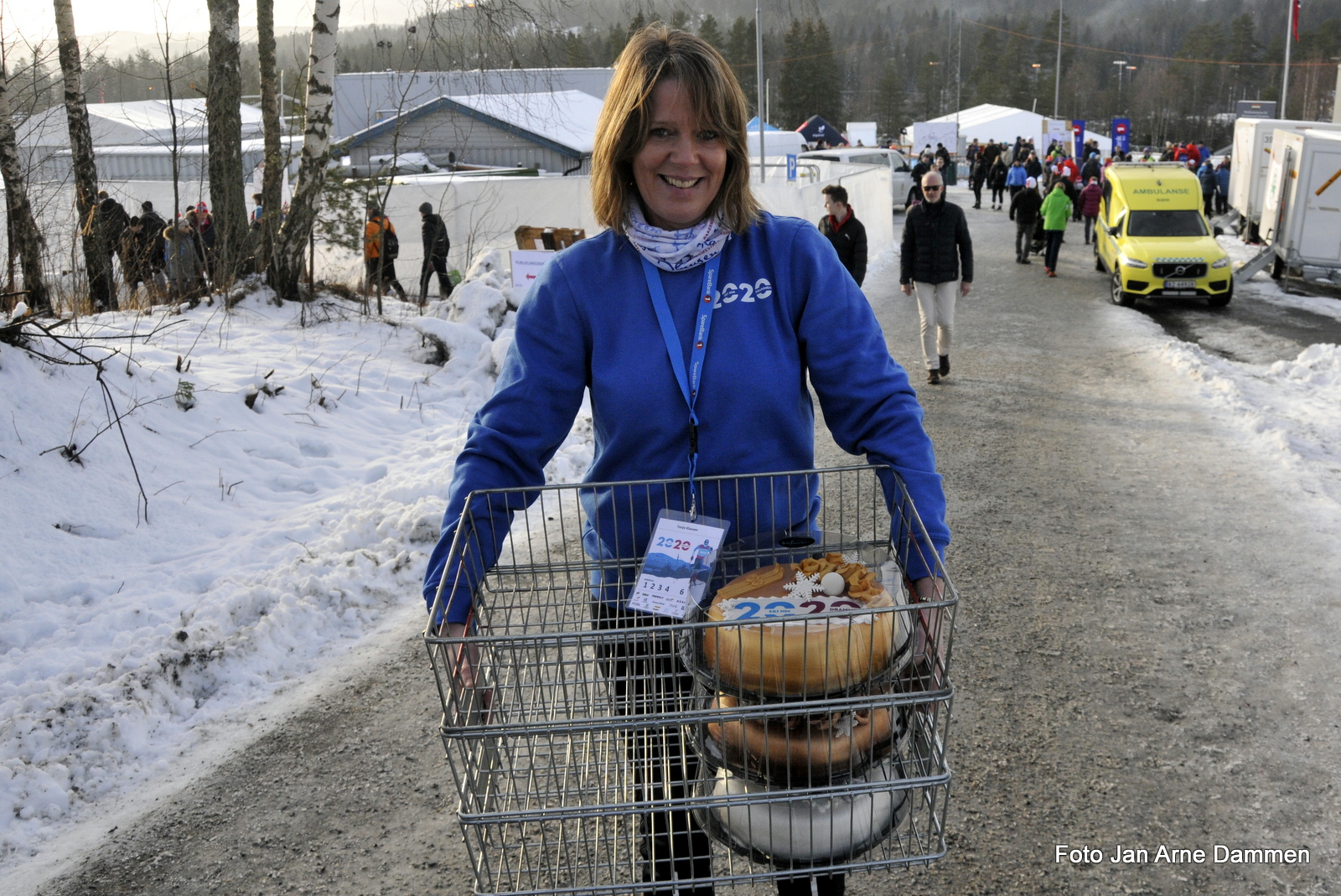 Tonje Klausen fra Klausen bakeri med NM kakene. De var jækla gode, kunne Therese Johaug melde.