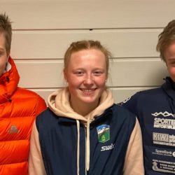 Tobias, Vilde Marie og Martin med børser og ski i Karidalen