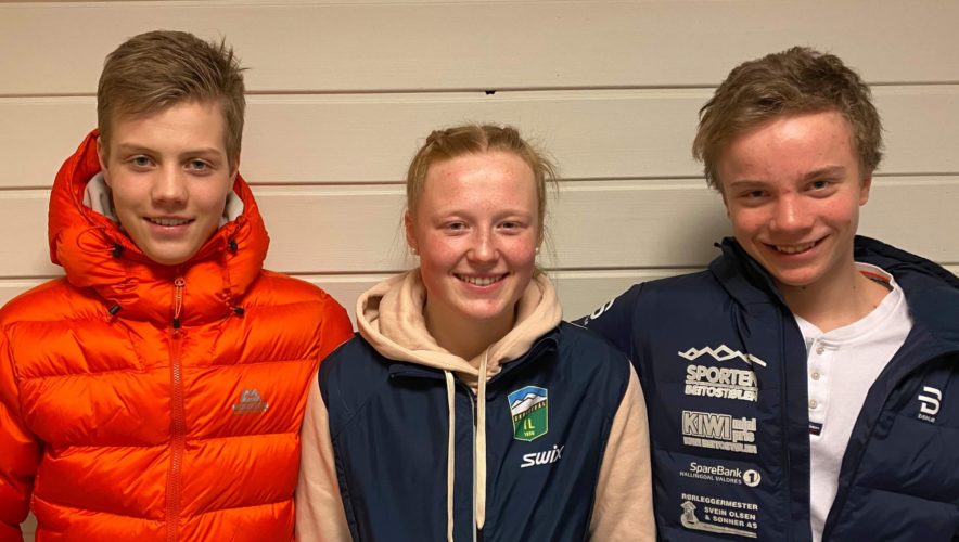 Tobias, Vilde Marie og Martin med børser og ski i Karidalen