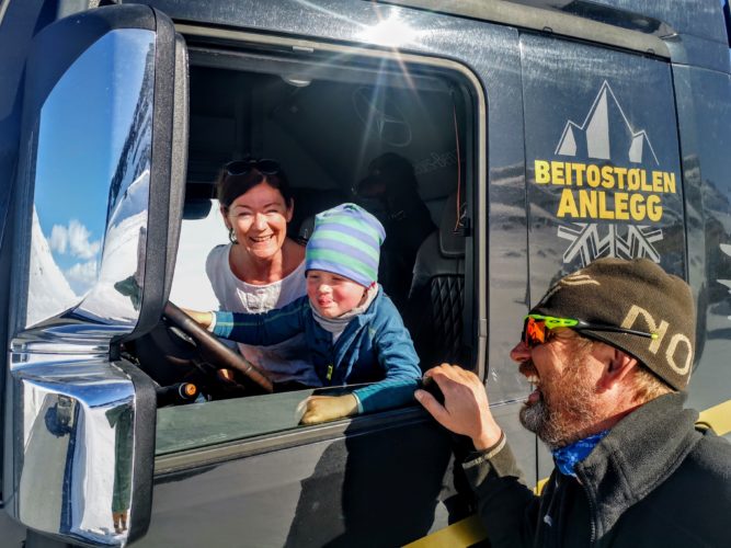 Ung "hjelpemann på bil" hjalp til med maskinflytting i høyfjellet.